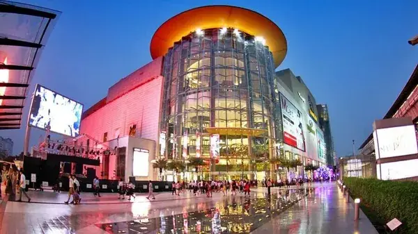Siam Paragon вечером с подсвеченным красным фасадом
