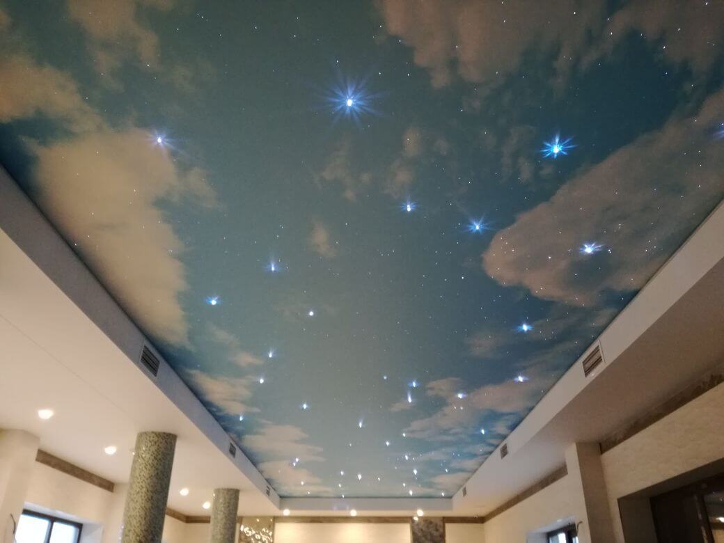 Светлое небо потолки