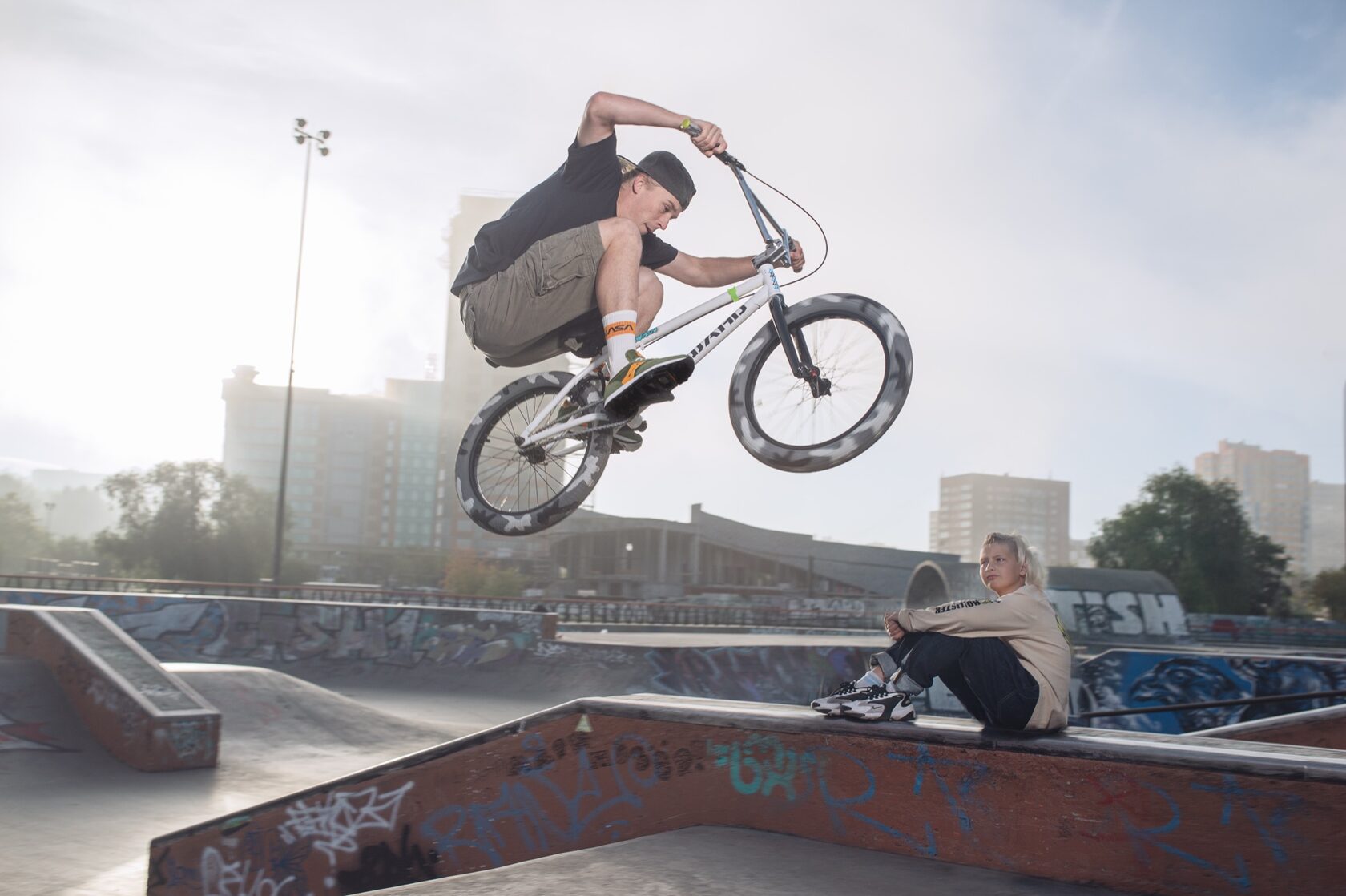 Прыжок на BMX в скейтпарке, реклама Forward