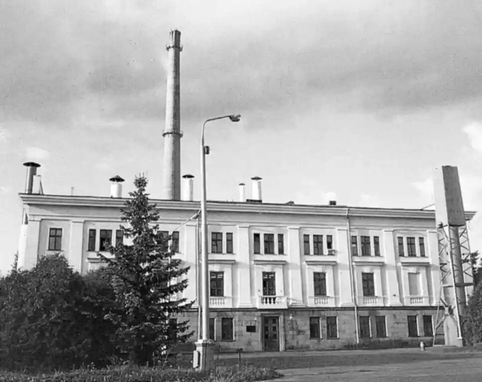 Первая атомная электростанция в каком городе. Первая в мире атомная электростанция в Обнинске 1954. Первая АЭС В Обнинске 1954. Обнинск первая в мире ФЭС. Обнинская АЭС первая в мире атомная электростанция.