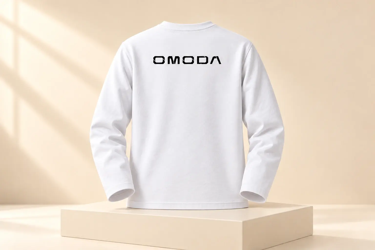 Лонгслив OMODA, белый — вид со спины — пошив корпоративного мерча СТЕЖ