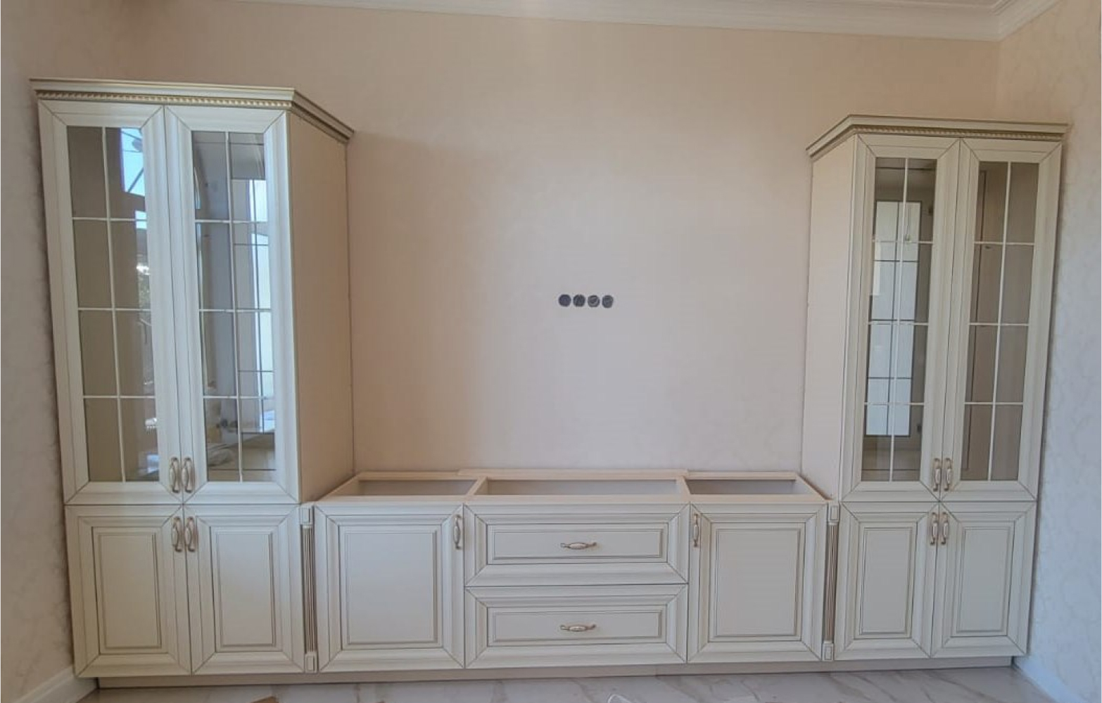 Пример современного интерьера с индивидуальной мебелью