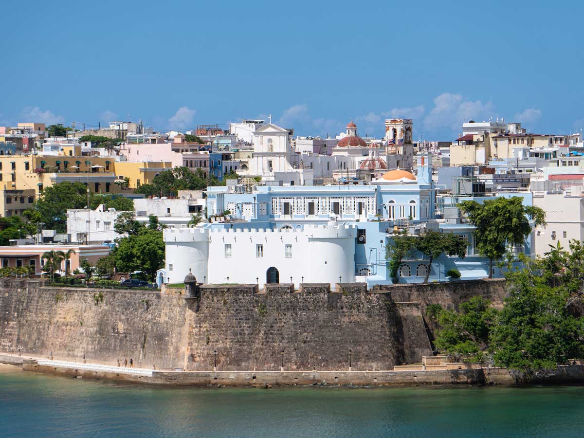 Город Сан-Хуан на острове Пуэрто-Рико. Карибское море