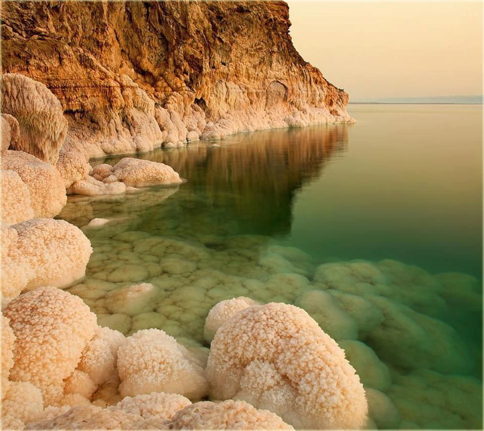 Глубокое соленое озеро. Мертвое море (Dead Sea).