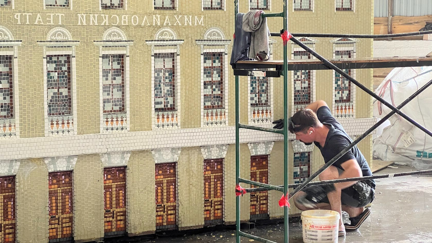 Мозаичное панно фасада театра — мастерская мозаики ArtWorker