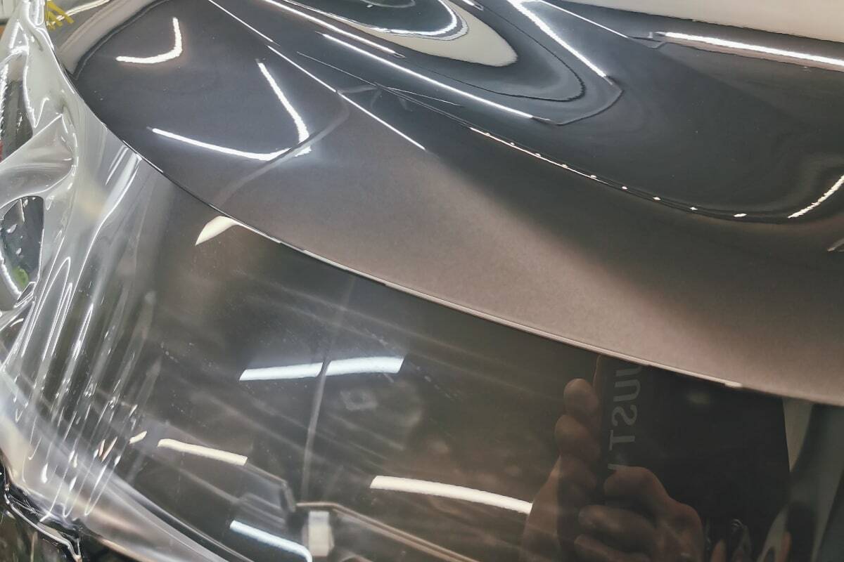 Оклейка поликарбонатной пленкой кузова авто в студии Wrapni