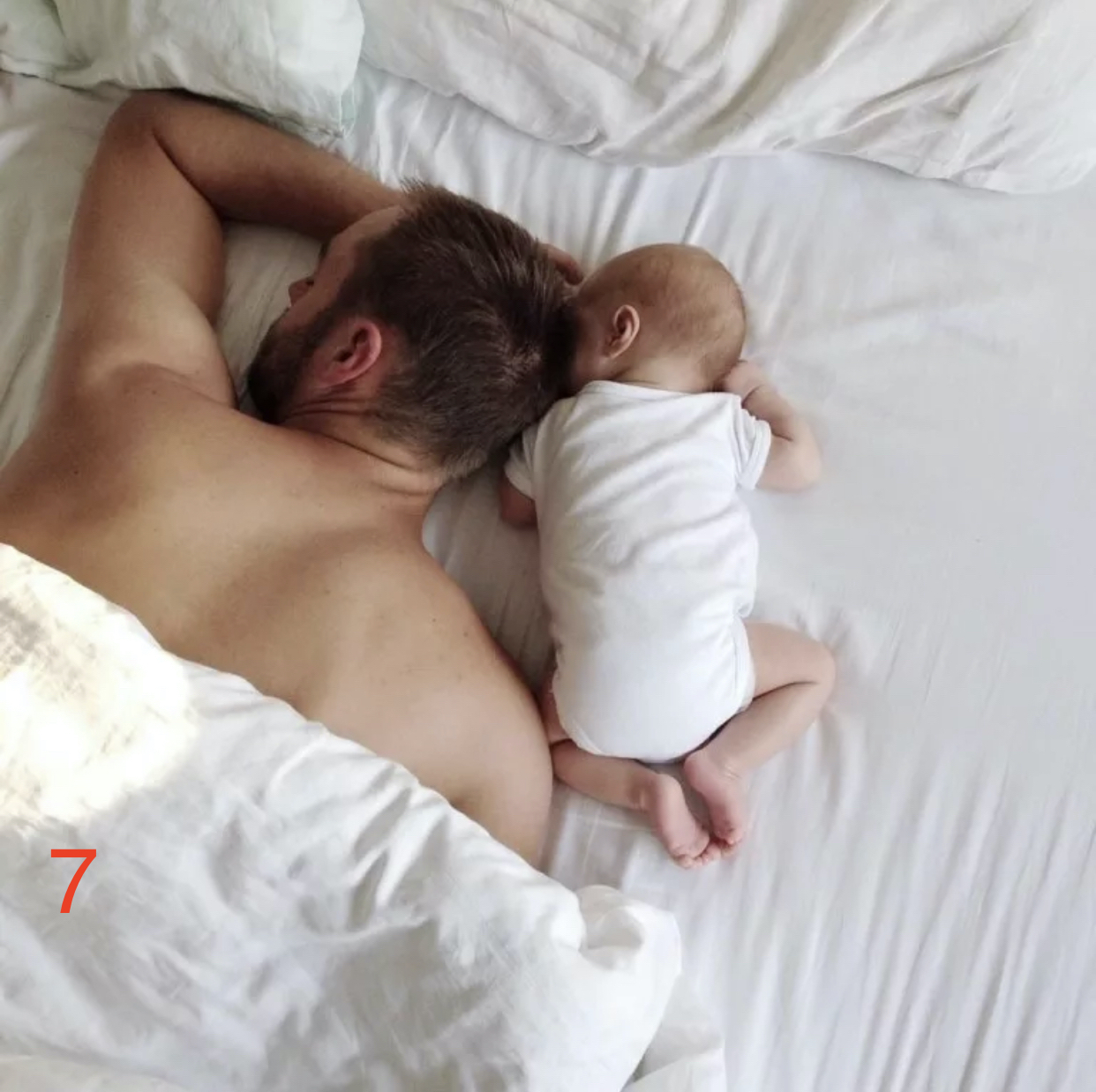 Что делать когда родители спят. Малыши с папами спят. Младенец в кроватке. Спящий папа и малыш.