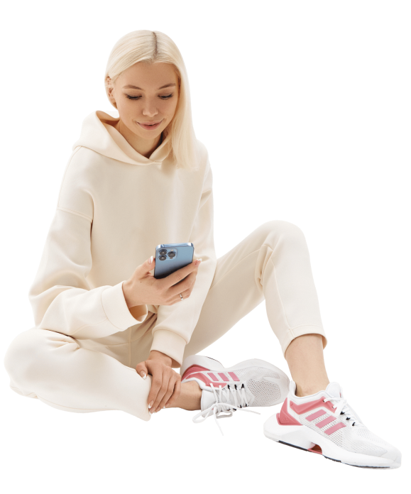 девушка пользуется телефоном