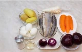 Приготовление салата «Селёдка под шубой»: шаг 1