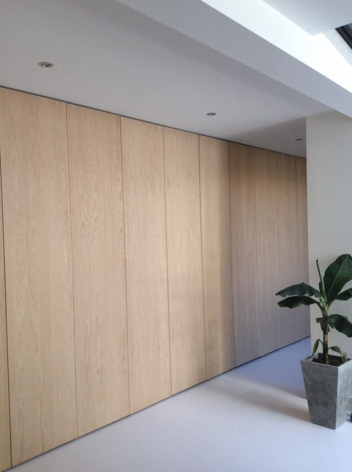 Творческое студийное пространство с панелями из МДФ в дубовом исполнении, дополняющее артистическое вдохновение.