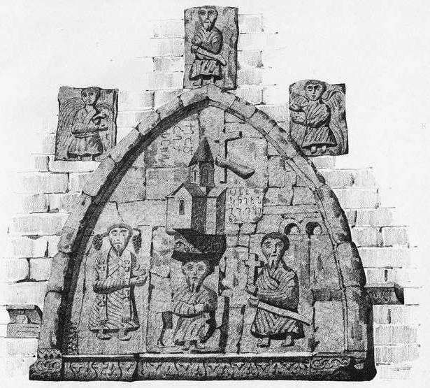 Барельеф на западной стене храма над входной дверью. Зарисовка М. Энгельгардта