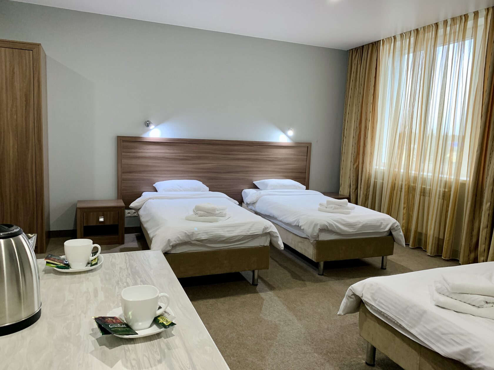 Кровать в номере отеля