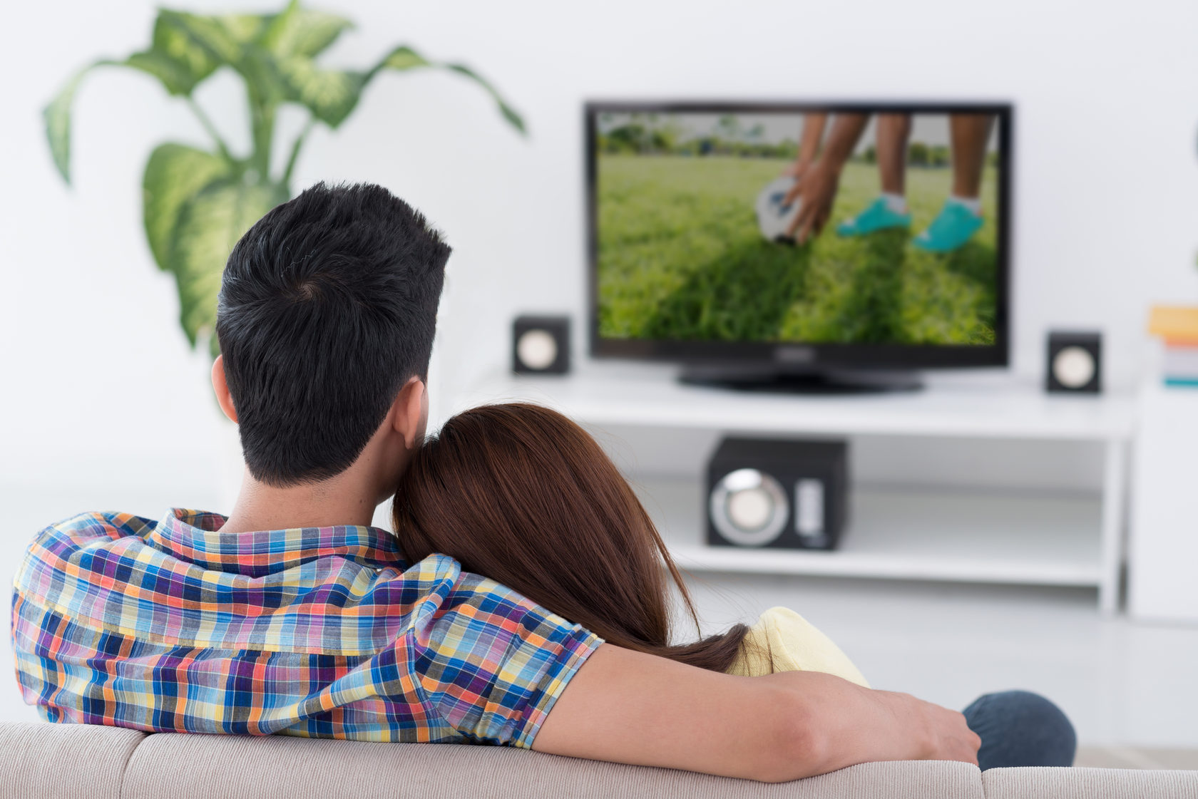 Смотрите ли телевизор. Пара перед телевизором. Девушка перед телевизором. Мужчина у телевизора. Парень с девушкой перед телевизором.