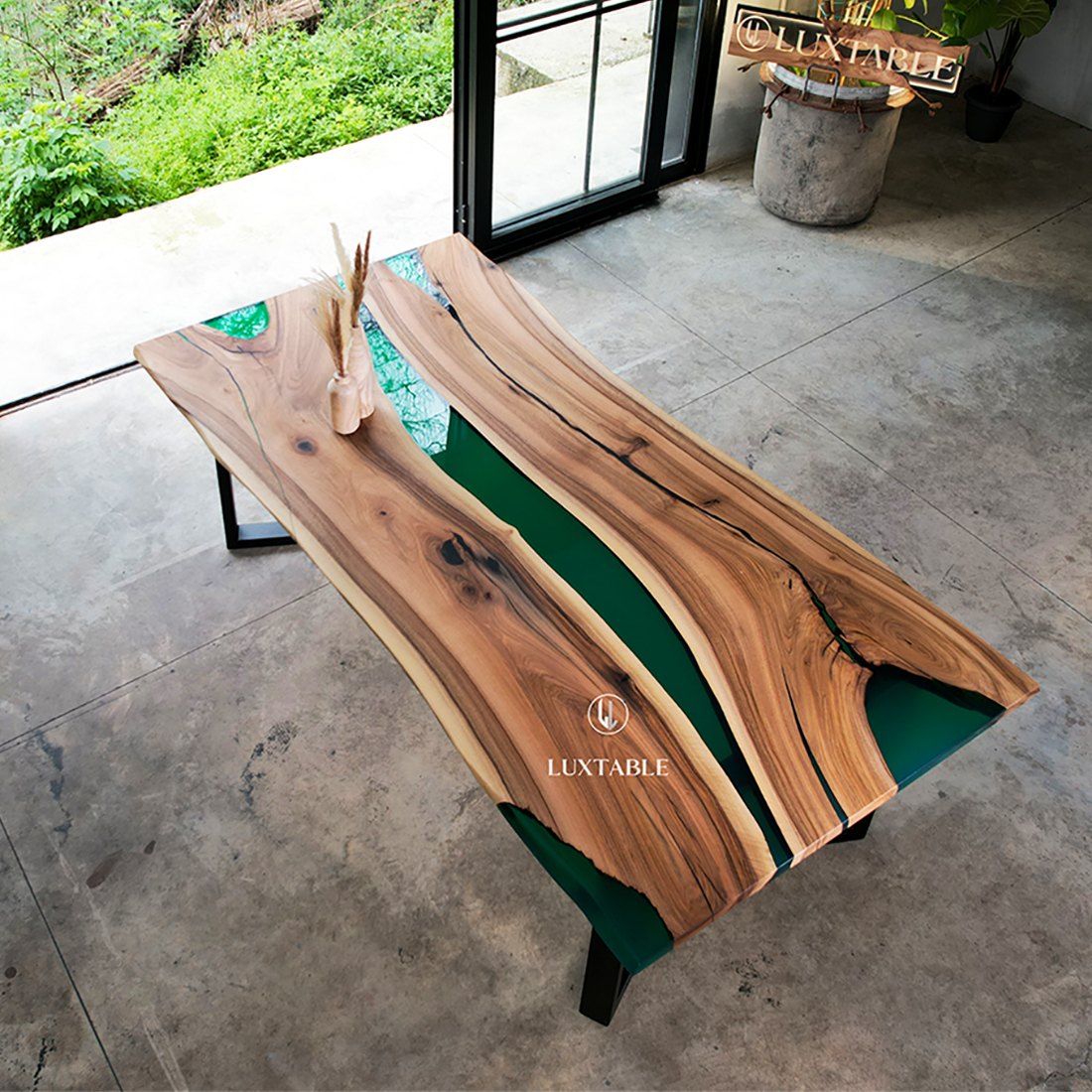 Epoxidharz Tische Alagoas aus europäischem Nussbaum und hellblauem Epoxidharz mit Metallic Effekt