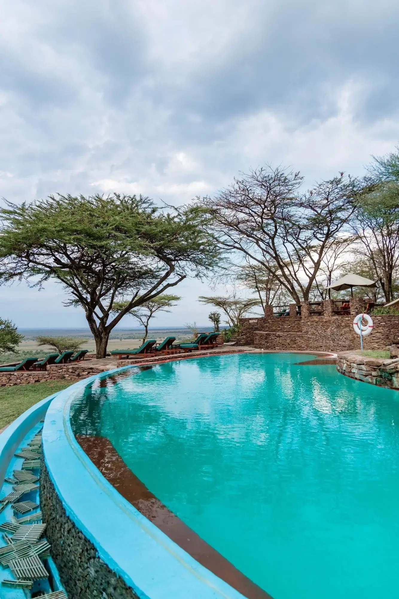 Бассейн-инфинити с видом на равнину, Serengeti Serena Safari Lodge