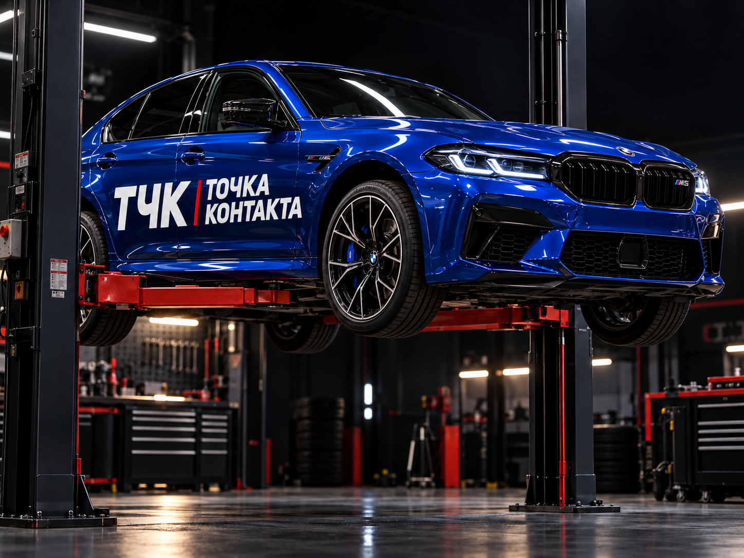 Оранжевый BMW M5 в цехе автосервиса «Точка контакта» на ремонте