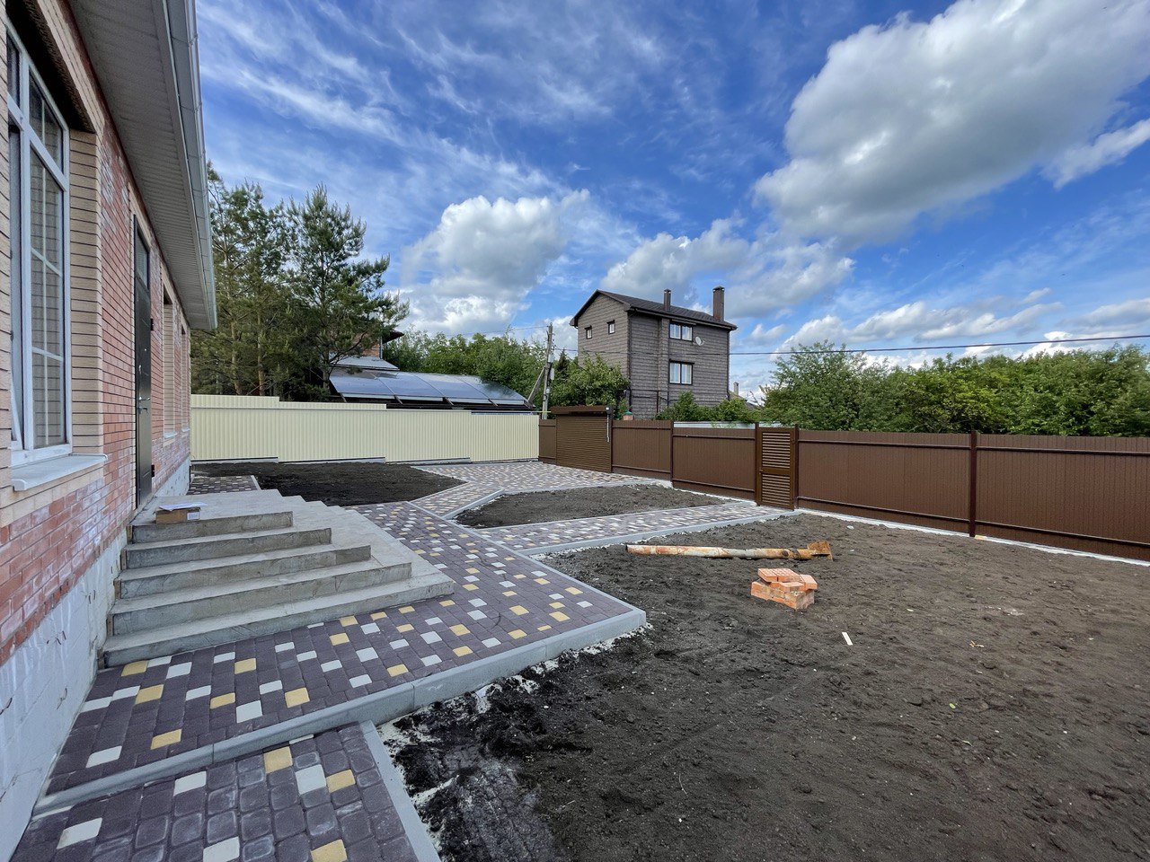 Двухэтажный дом 100 кв. Проекты двухэтажных домов из кирпича 10x10. Кирпичный дом. Построить дом 10 10 кирпича. Коттедж с мансардой.