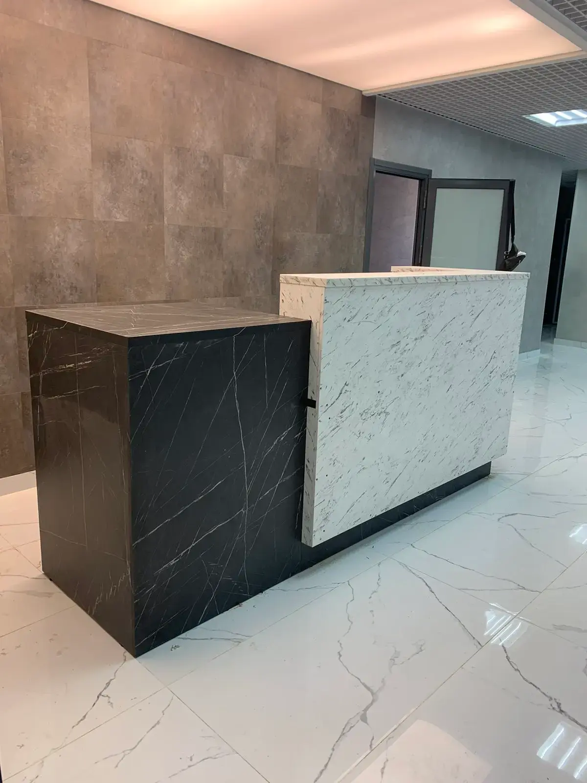 Современная стойка ресепшен для офиса на заказ в Сургуте