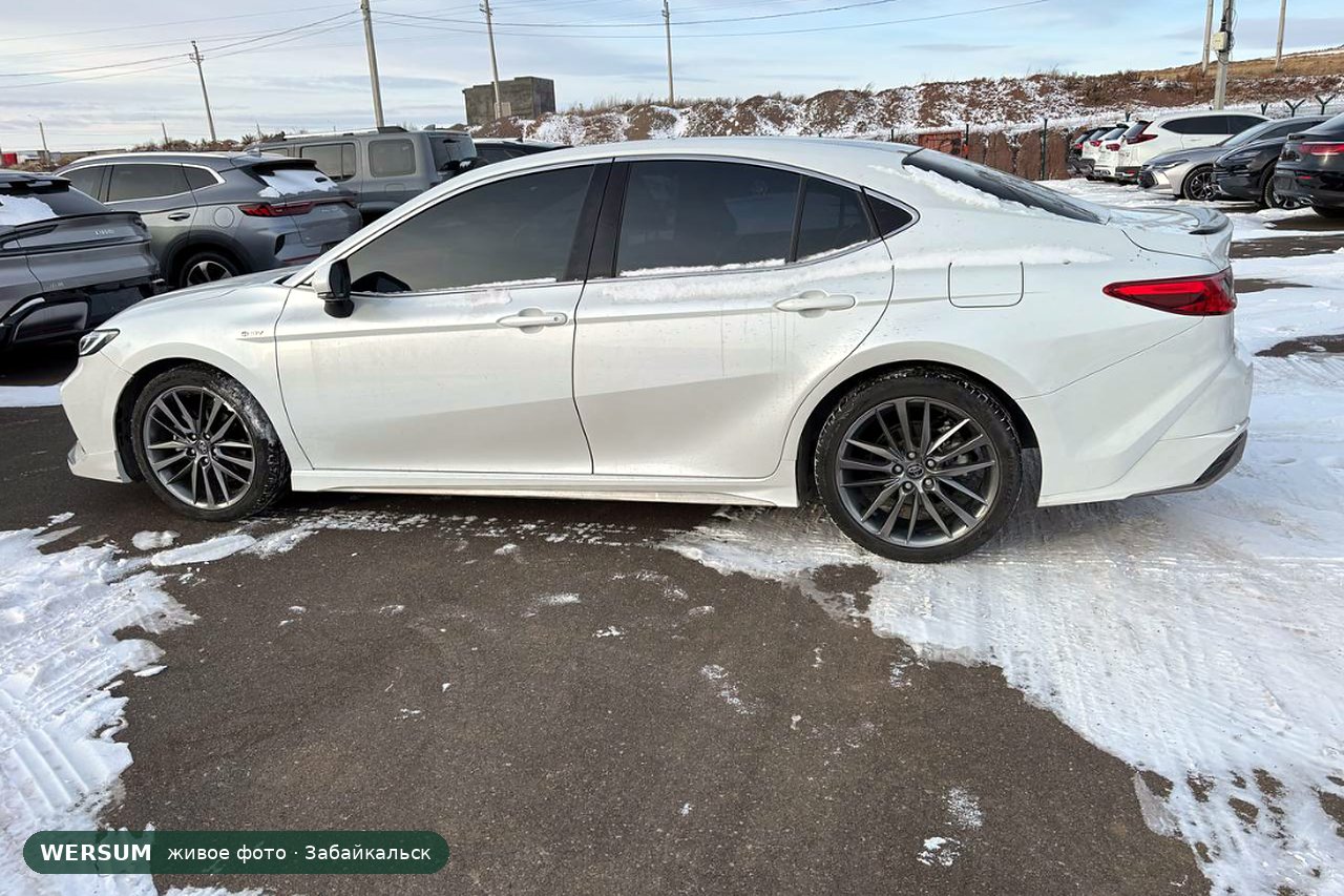 Toyota Camry, сбоку: надпись HEV на крыле