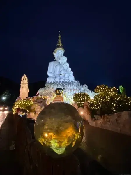 Золотой шар-зеркало у белых фигур