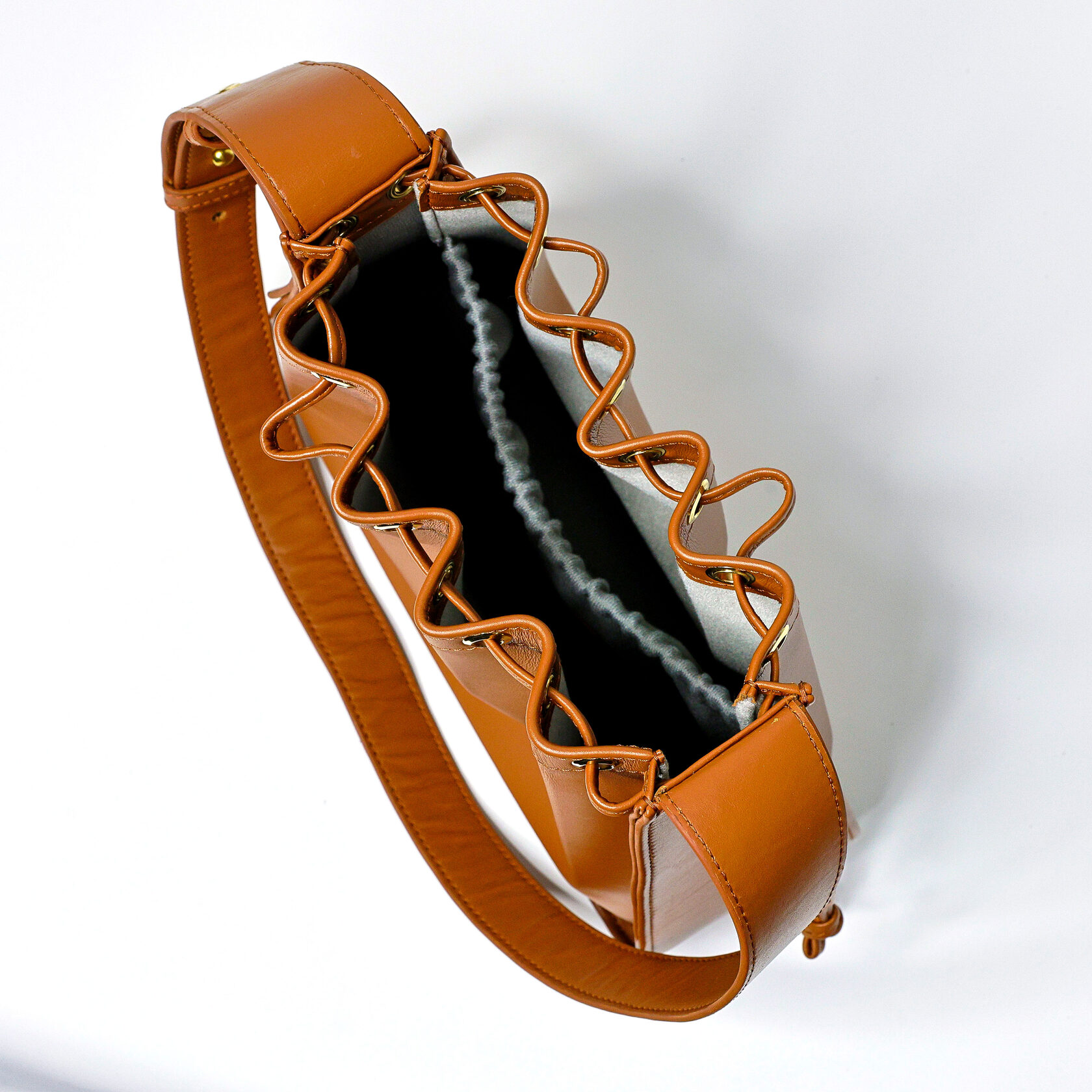 дизайнерская сумка Drift архитектурной формы карамельного цвета из натуральной кожи премиум качества