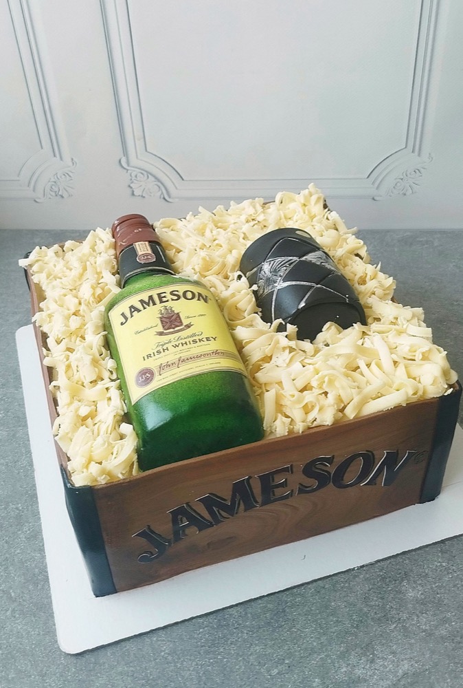 Торт в виде деревянного ящика с бутылкой Jameson