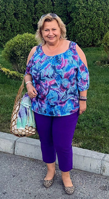Шарена блуза с голи рамене и дамски панталон 7/8 в синьо-лилаво - моден хит за лято 2022