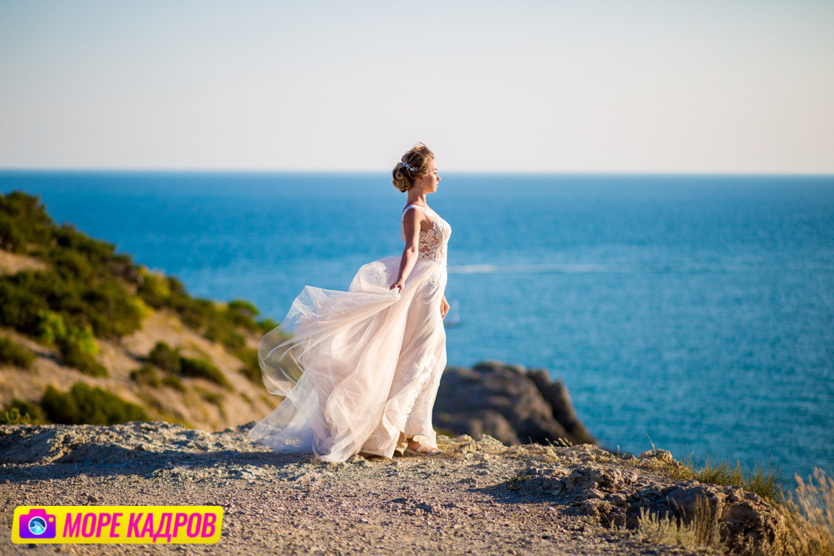 невеста на обрыве с видом на море, топа Голицына, недалеко от Судака