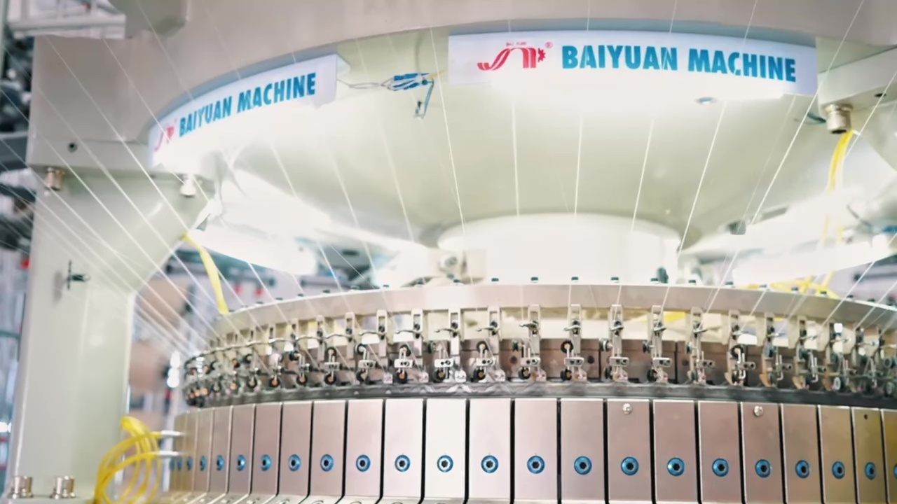 Кругловязальный станок Fujian Baiyuan Machine крупным планом на фабрике Olympia Textiles