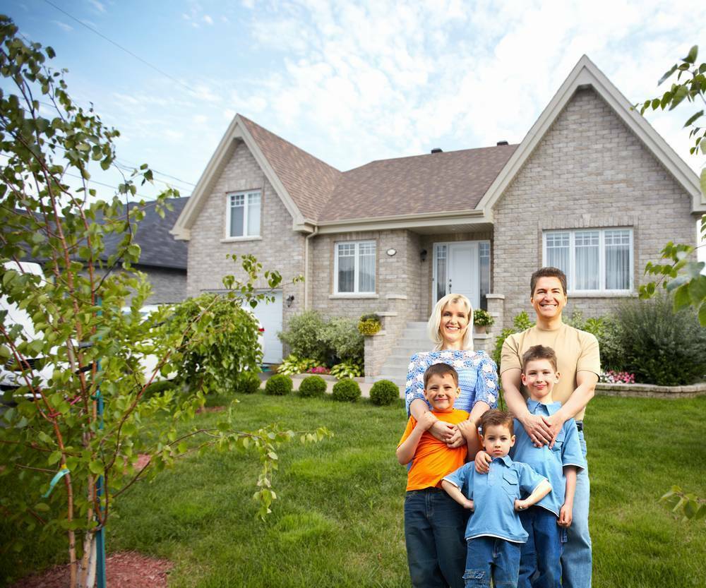 Happy house family. Семья, дом. Семья в загородном доме. Счастливая семья в доме. Дом для большой семьи.