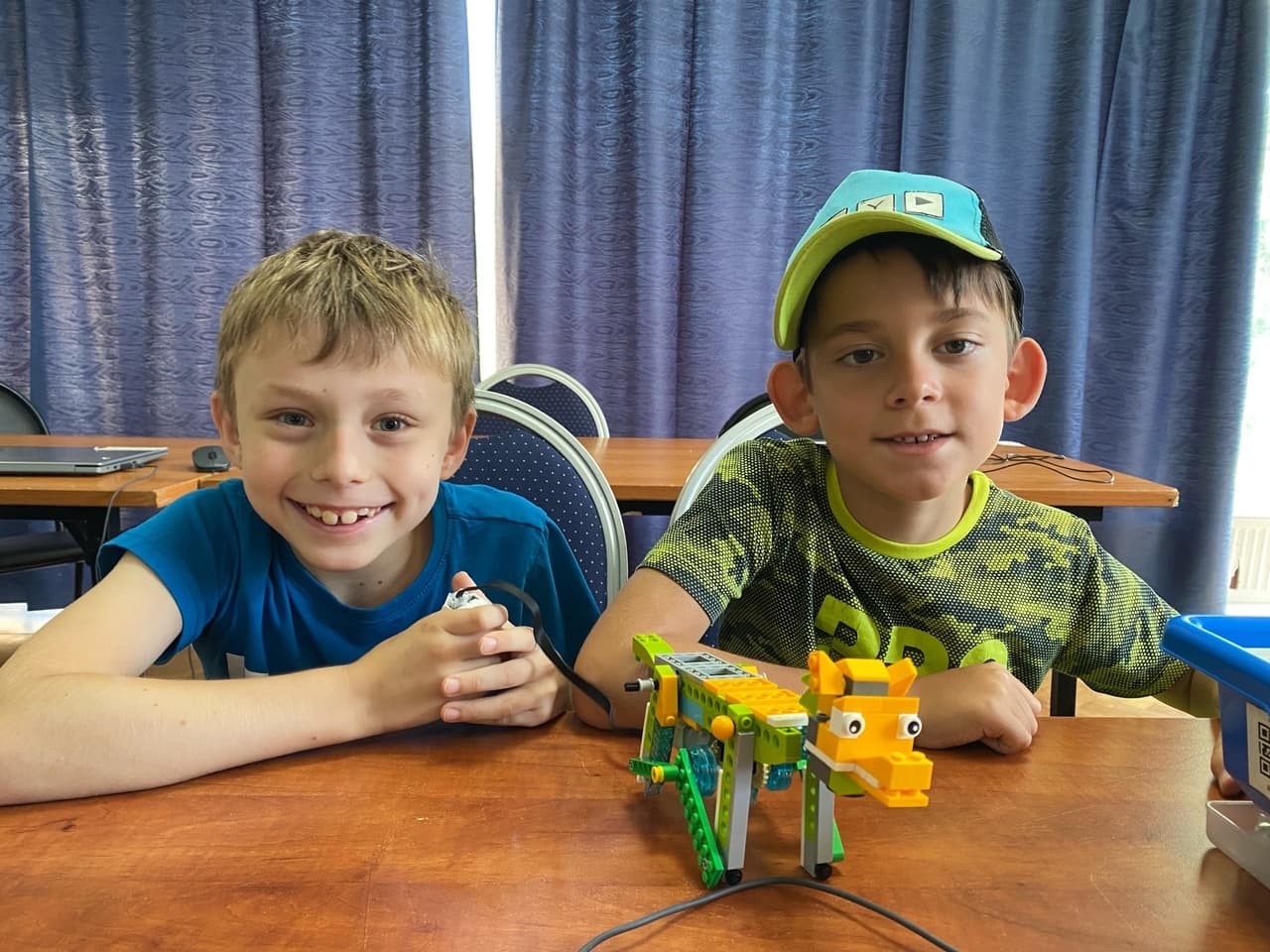 Дети занимаются робототехникой в IT-лагере