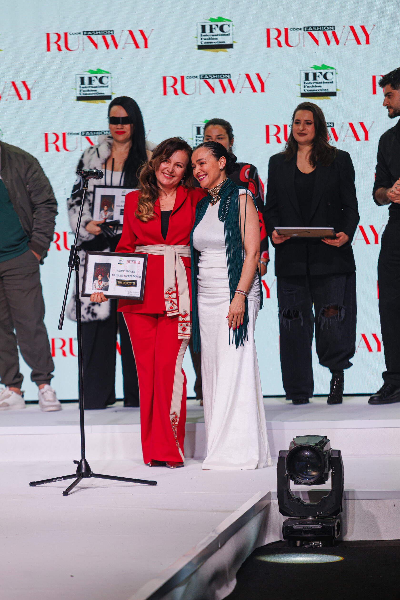 Дизайнерът Тери Георгиева-Караиванова на подиума на BALKAN OPEN DOOR - част от Code Fashion Runway