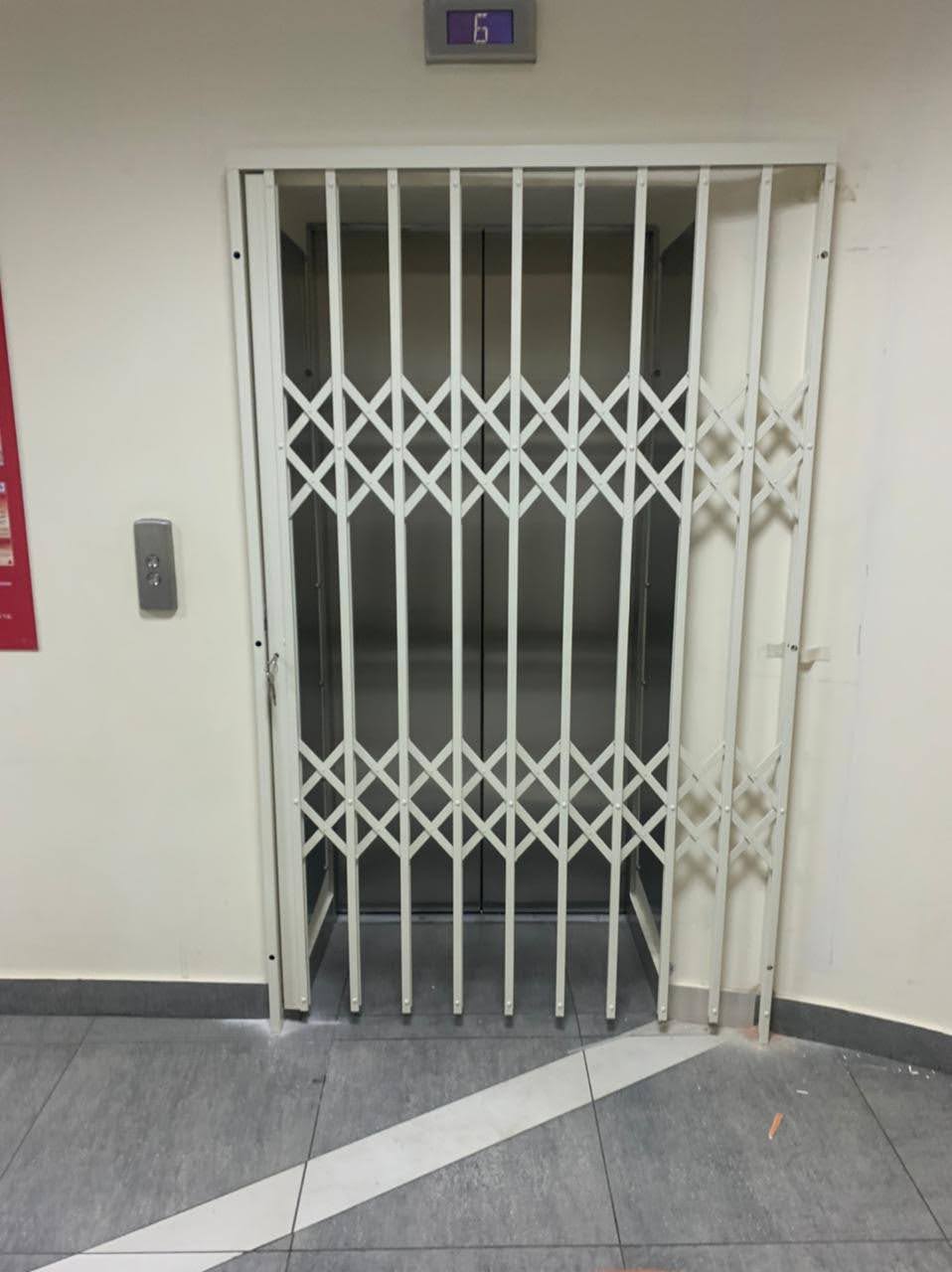 Решетка защитная штора раздвижная без нижней направляющей на этажную площадку перед лифтом 6й этаж