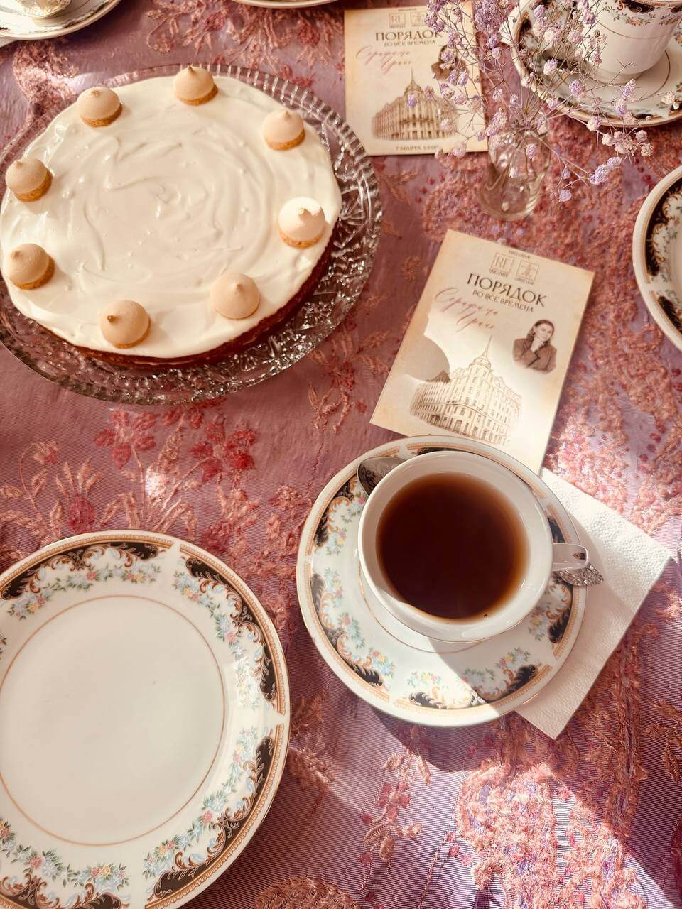 Традиционное русское чаепитие с самоваром и фарфоровой посудой после экскурсии