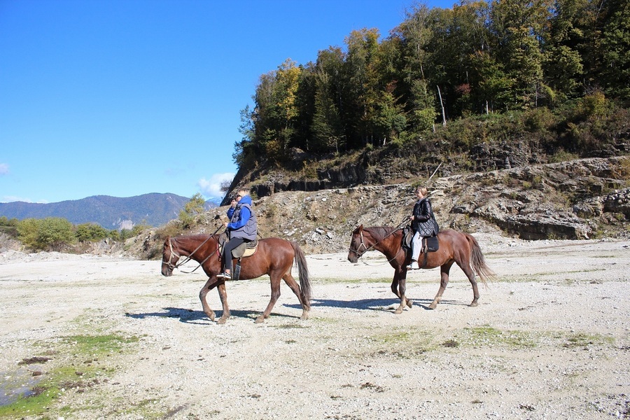 Туристика-лайф. Конные прогулки к Ахштырской пещере