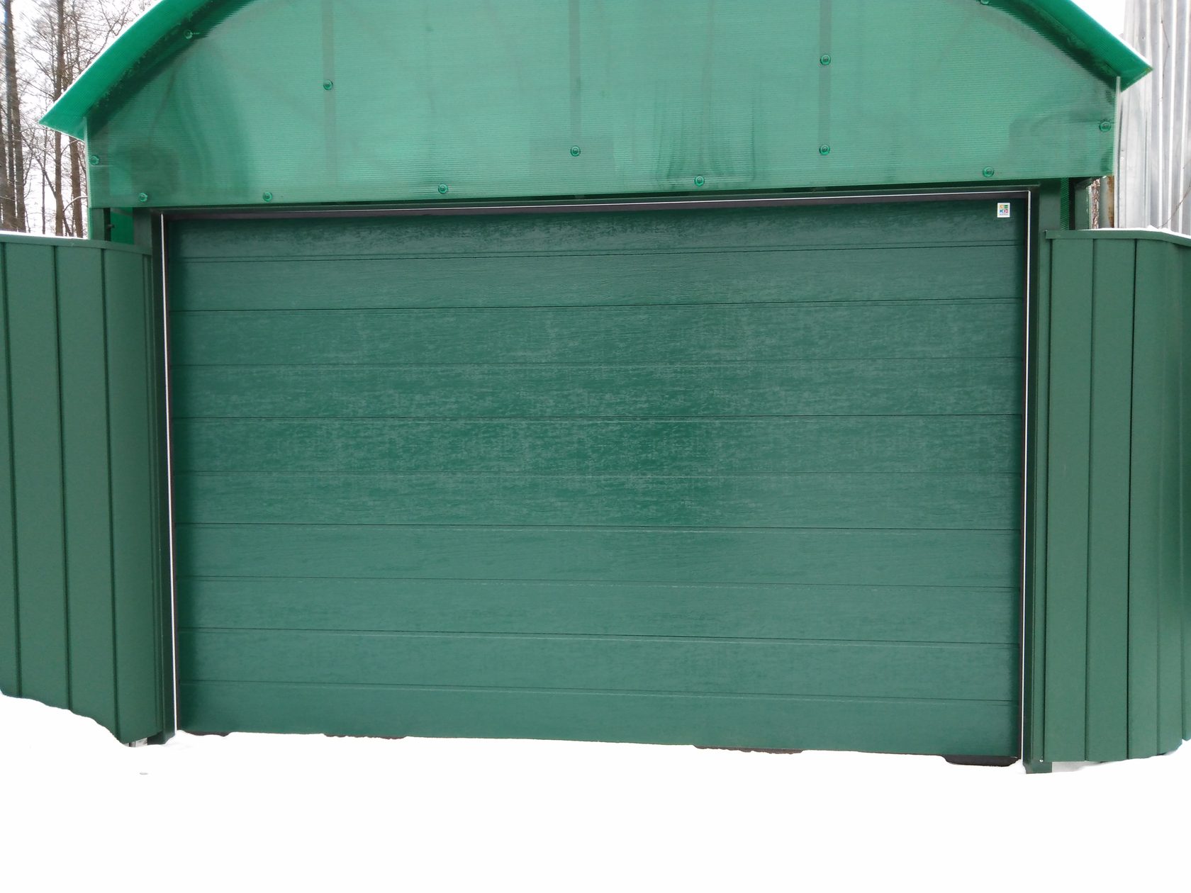 Alutech ral 6005. Заборы из профнастила фотогалерея. Рольворота синие 77 профиль. Откатные ворота из профлиста рал 6005. Зеленые ворота.