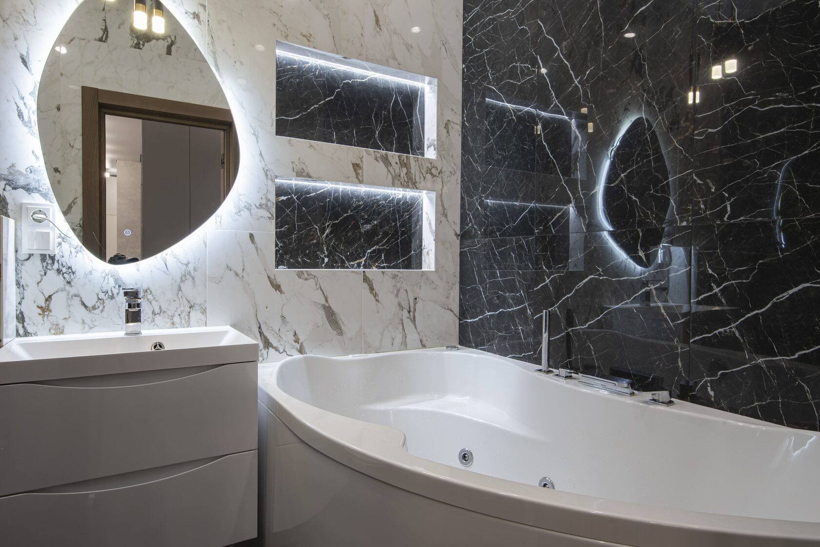 Ремонт гостиной в современном стиле — ламинат, флизелиновые обои, потолочный карниз