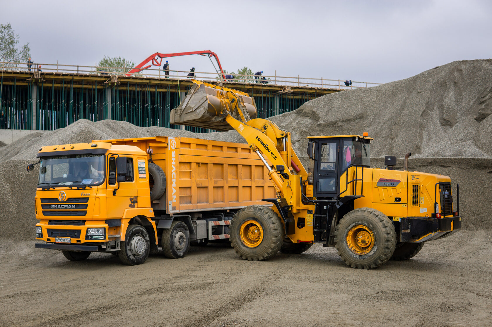 Рено самосвал 6х4. Tatra 815 самосвал. Самосвалы сочи. Самосвалы сочи. Камаз-6520 2022.