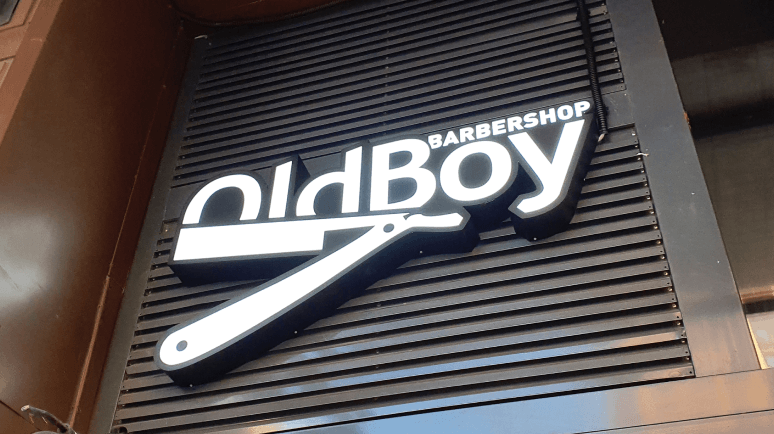 Вывеска OldBoy. Фигурный короб со световым лицом