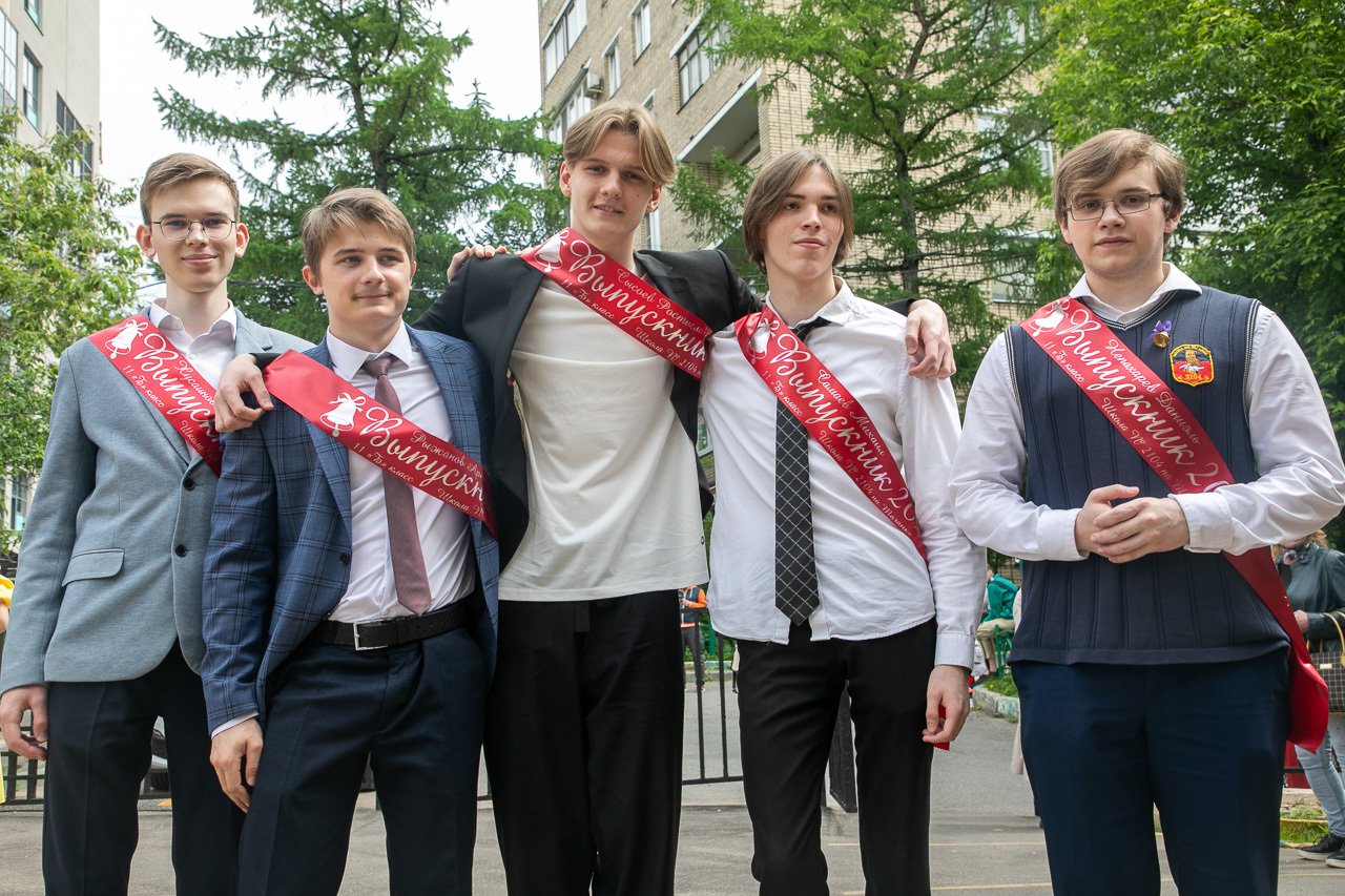 Последний звонок выпускники. Выпускной 11 класс линейка. Линейка space стальная,20 см. Виды линеек. Последний звонок 11 класс.