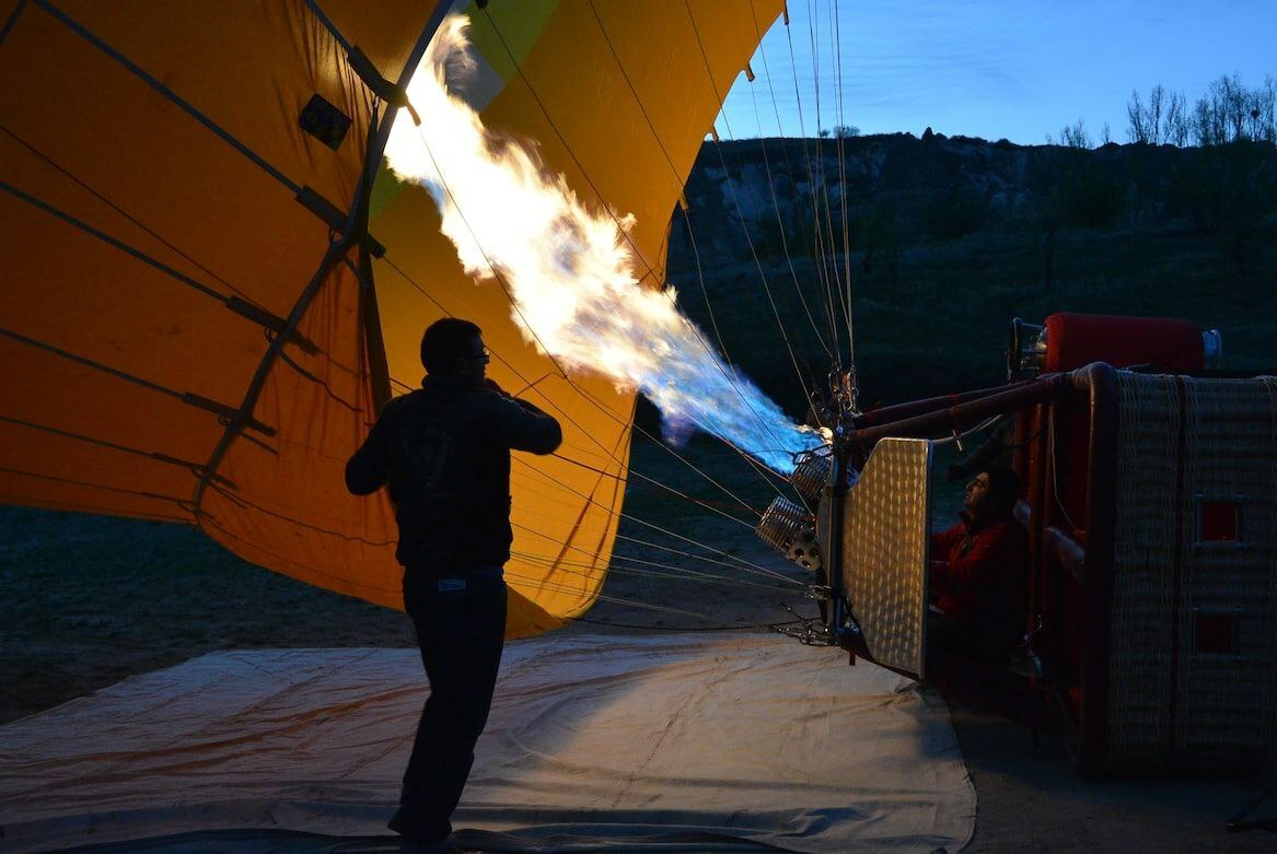 Горячий шар. Hot Air Balloon on Fire. Шар от пожара видео. Self Storage Fire Balloon.