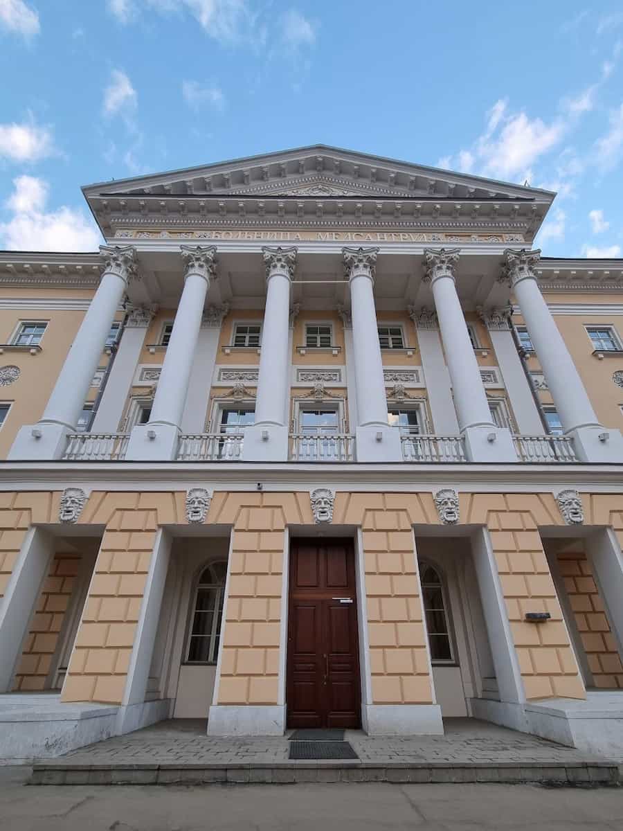 Желтый особняк с классическим портиком и колоннами