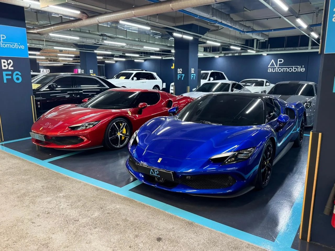 Красный и синий Ferrari