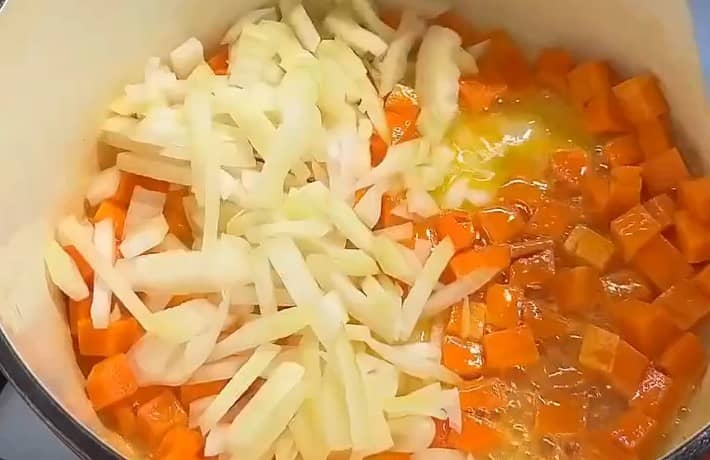 Приготовление немецкого картофельного супа с беконом: шаг 2