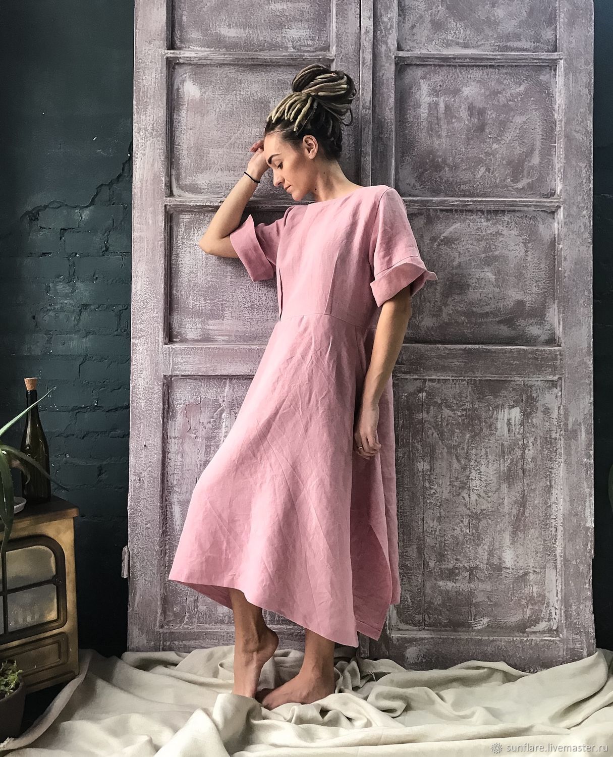 Розовое льняное платье