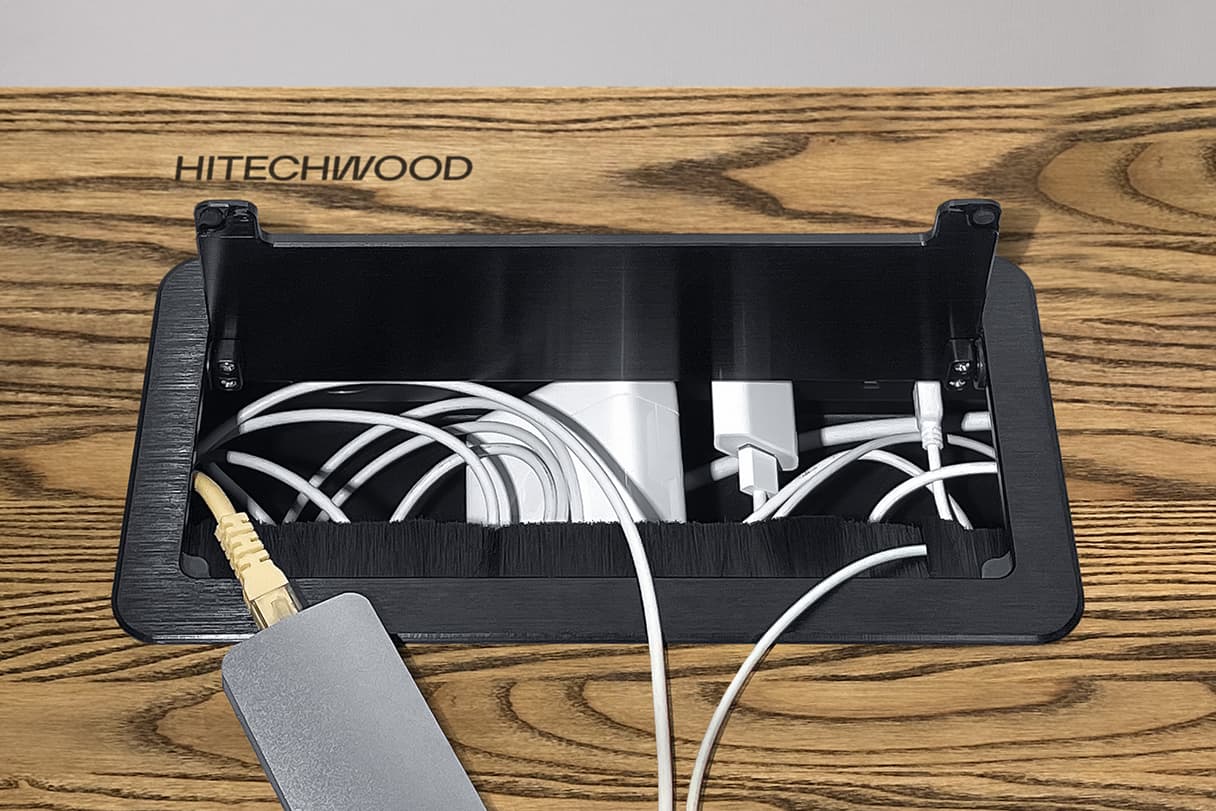 Скрытая ниша для проводов и блоков питания в столе HITECHWOOD