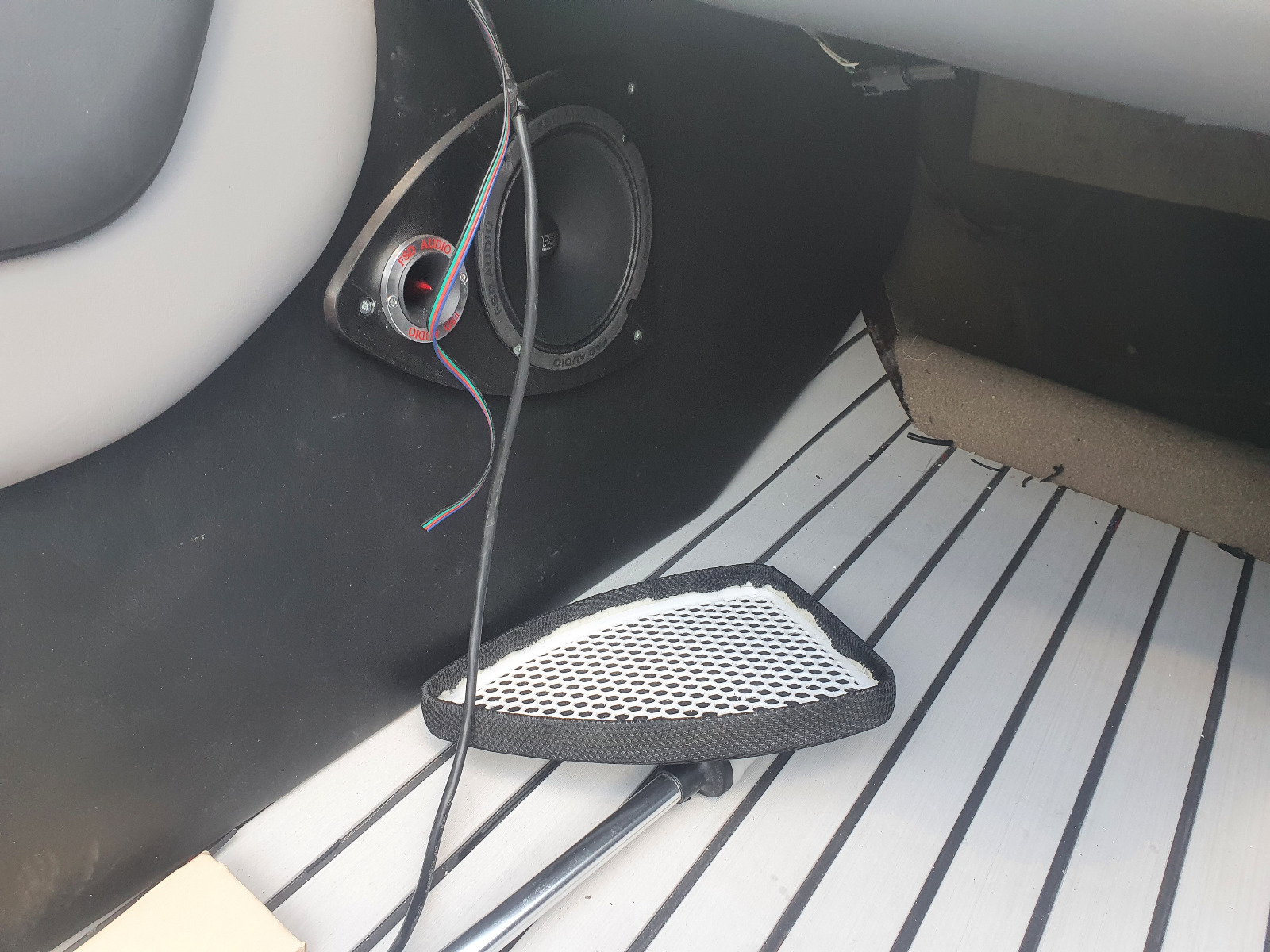 установка акустики в катер лодку яхту