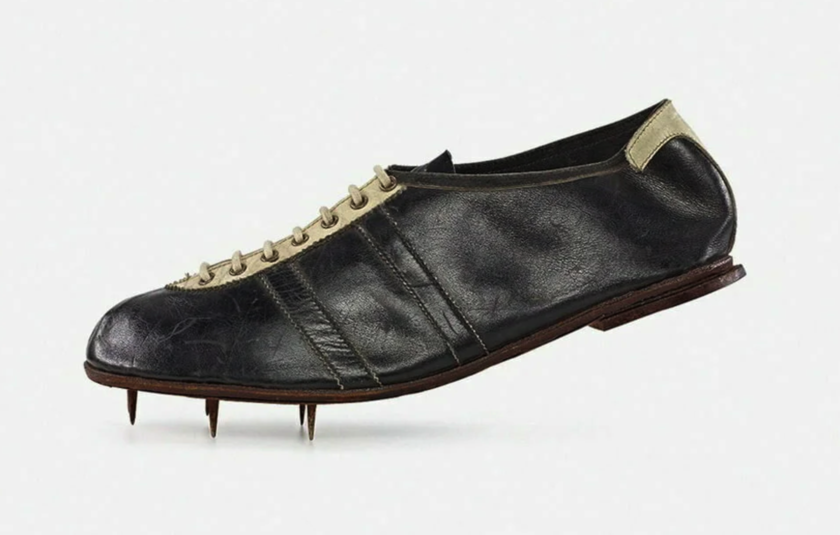 Обувь б г. Джесси Оуэнс адидас. Первые бутсы Адольфа Дасслера. Adolf Dassler футбольные бутси.