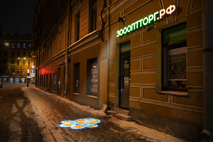 Световая и лазерная реклама на асфальте