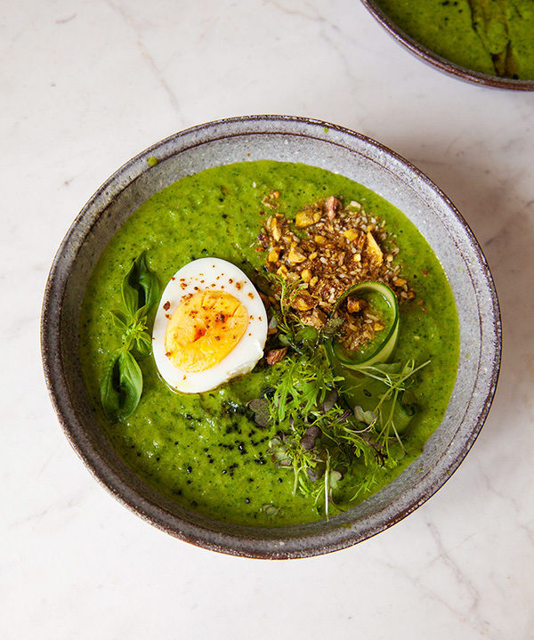 тарелка с зеленым супом и свежей зеленью